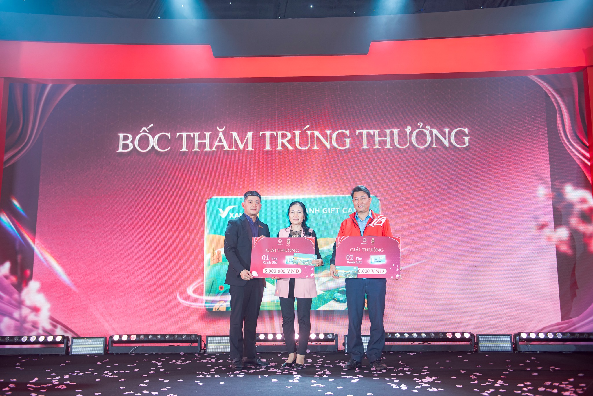 sự kiện mua nhà sang nhận xe đẹp tại Vinhomes Star City